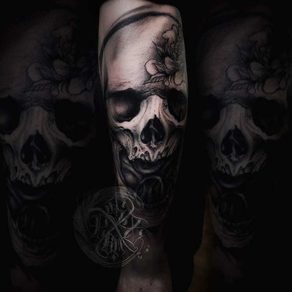 Totenkopf mit Blume als Tattoo